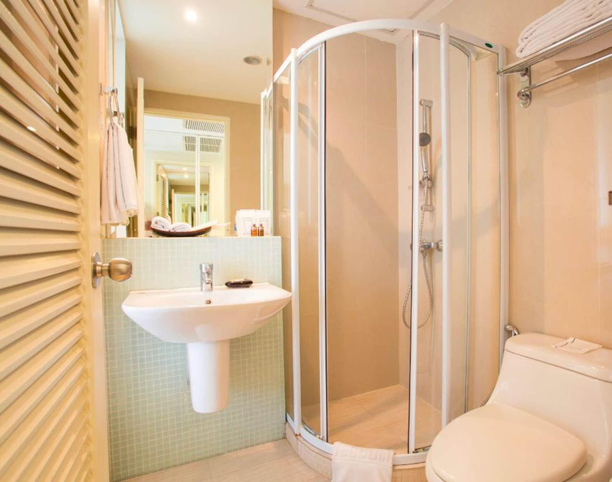 Aphrodite Inn Bangkok Bagian luar foto