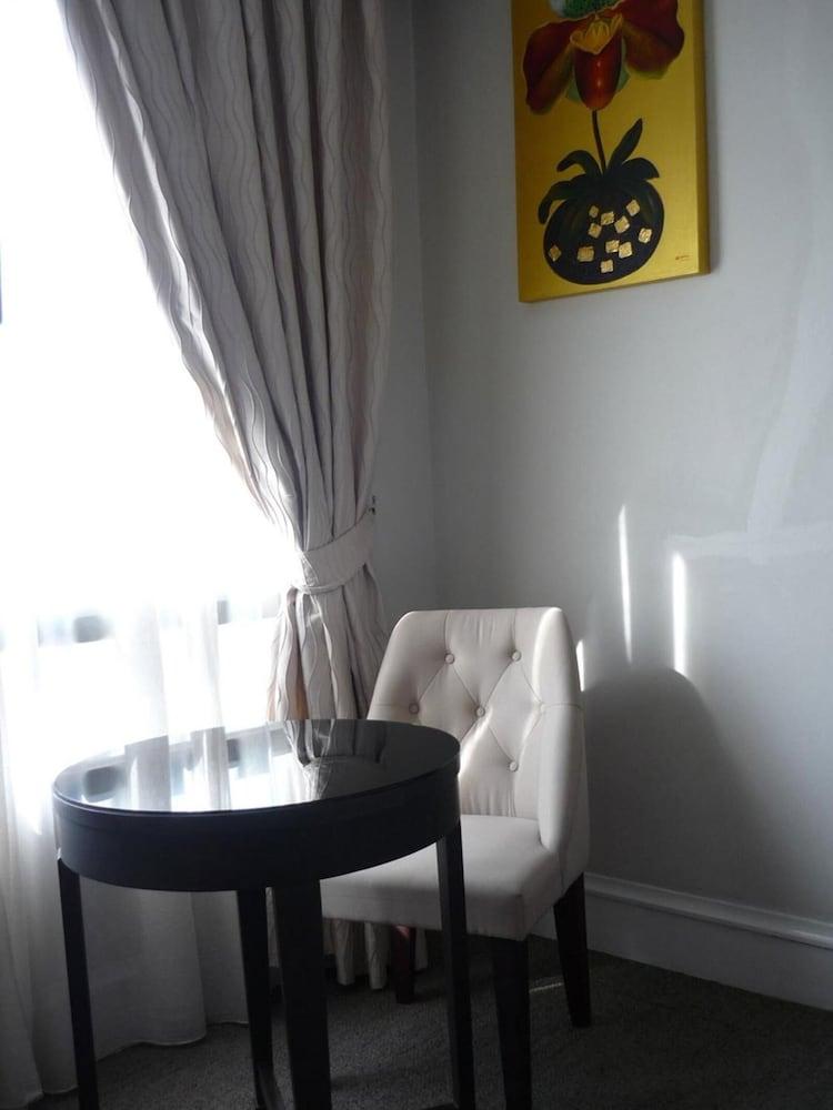 Aphrodite Inn Bangkok Bagian luar foto