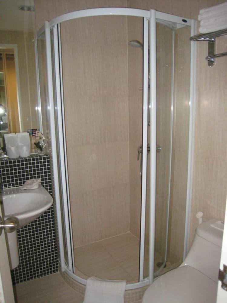 Aphrodite Inn Bangkok Bagian luar foto