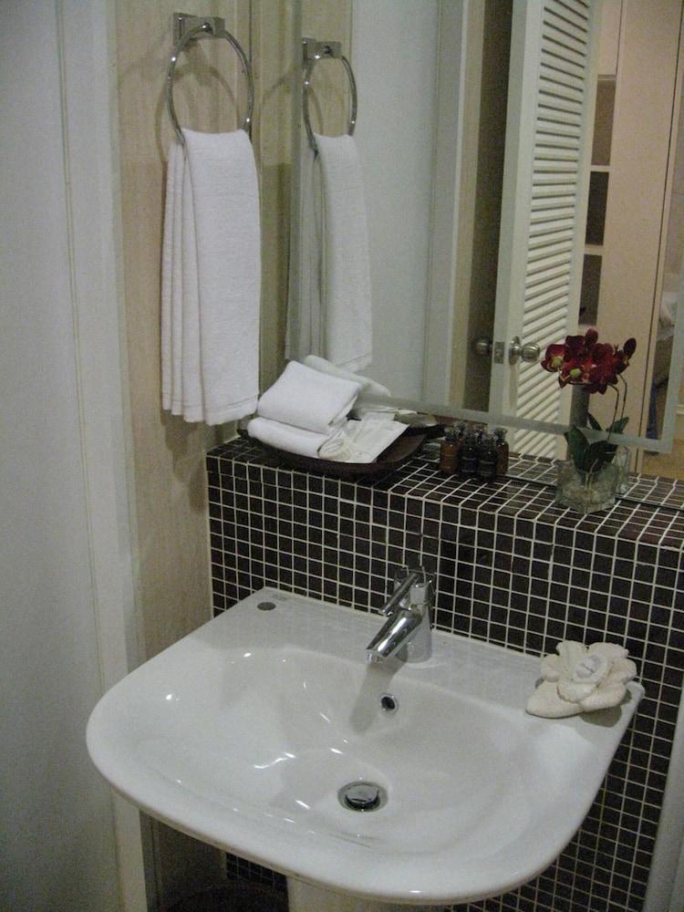 Aphrodite Inn Bangkok Bagian luar foto