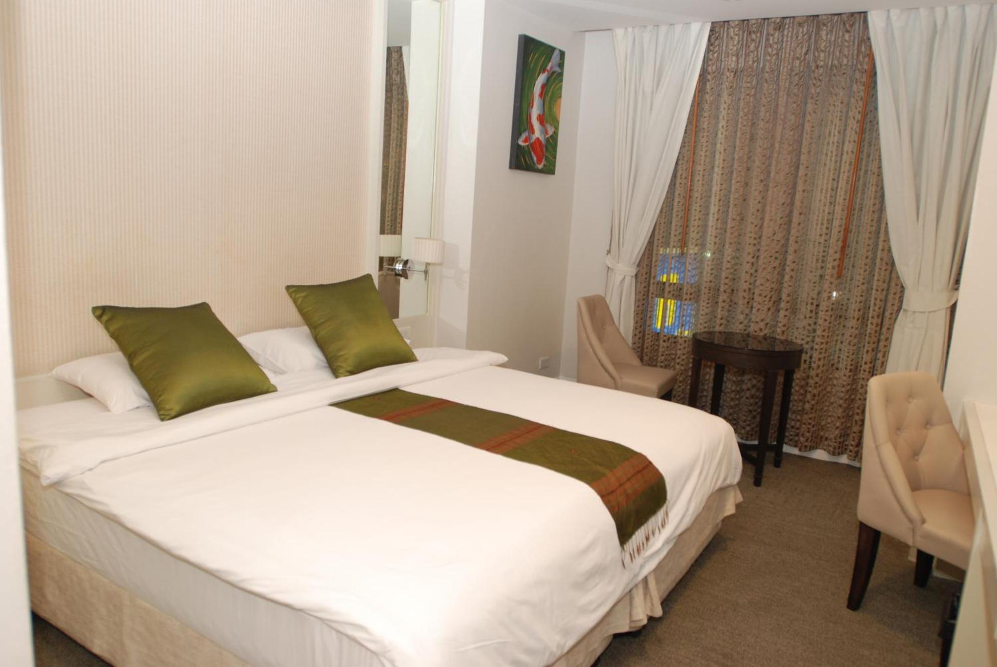 Aphrodite Inn Bangkok Bagian luar foto