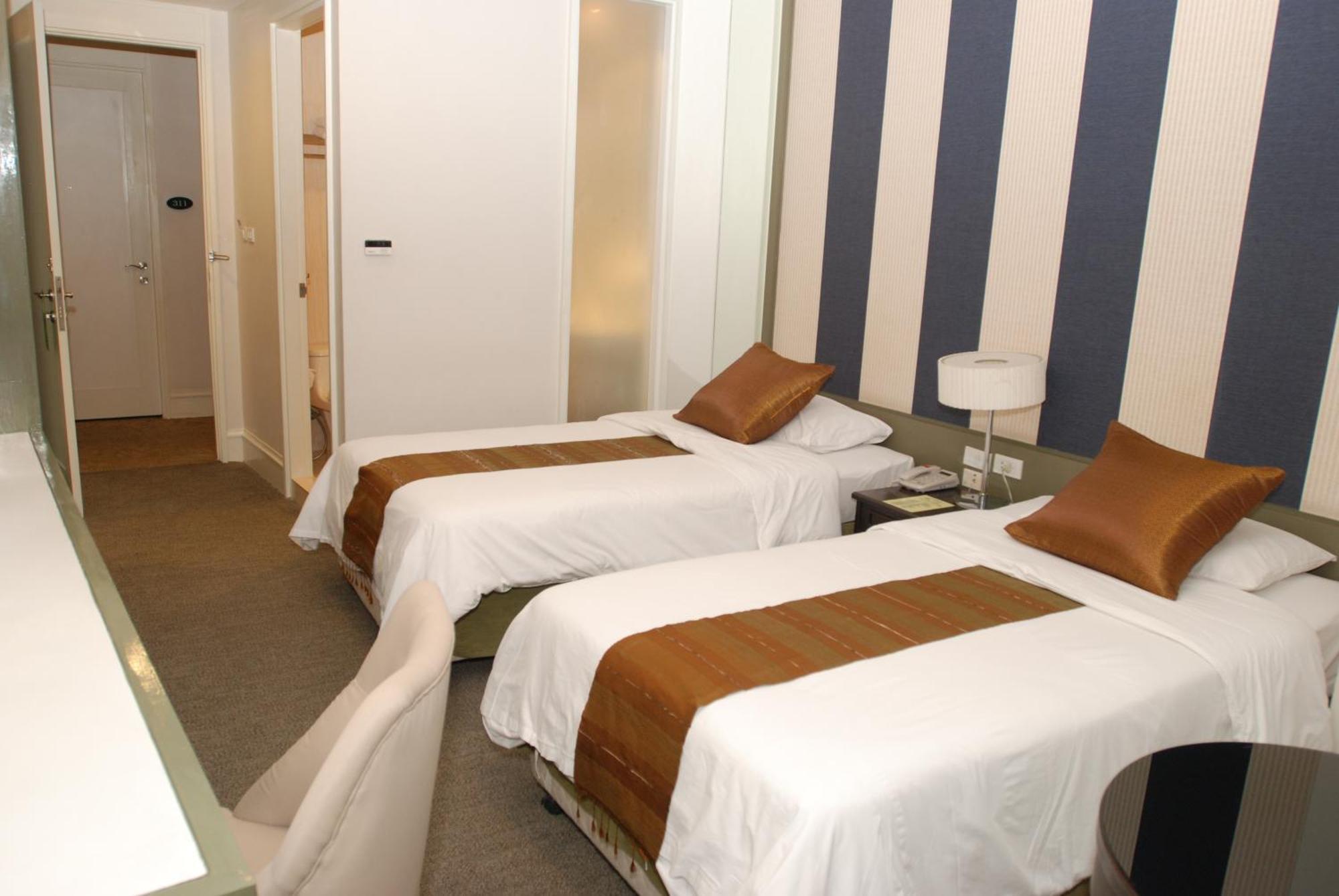 Aphrodite Inn Bangkok Bagian luar foto