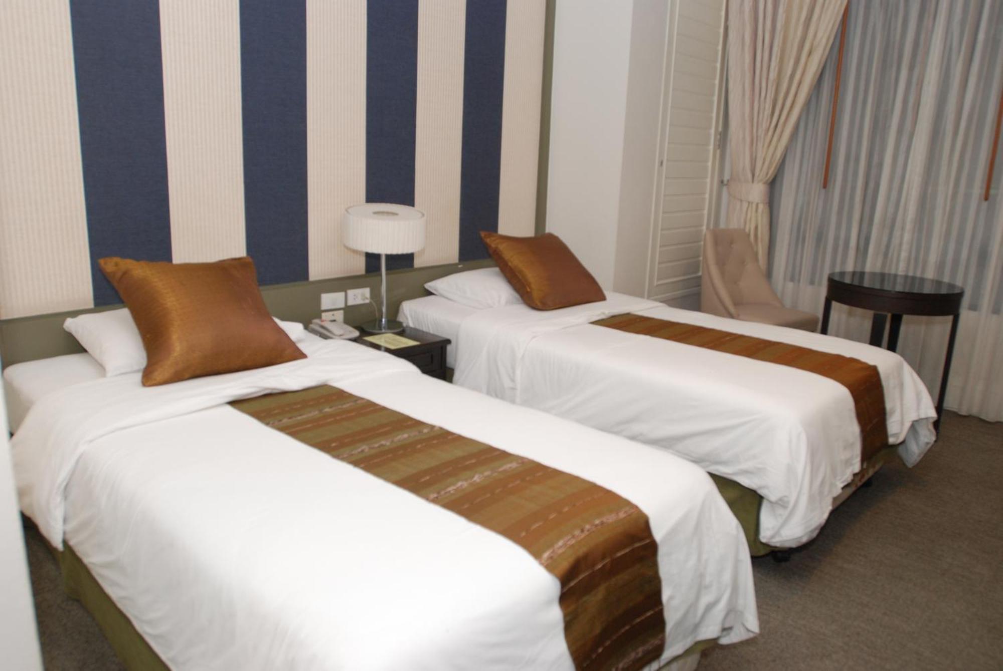 Aphrodite Inn Bangkok Bagian luar foto
