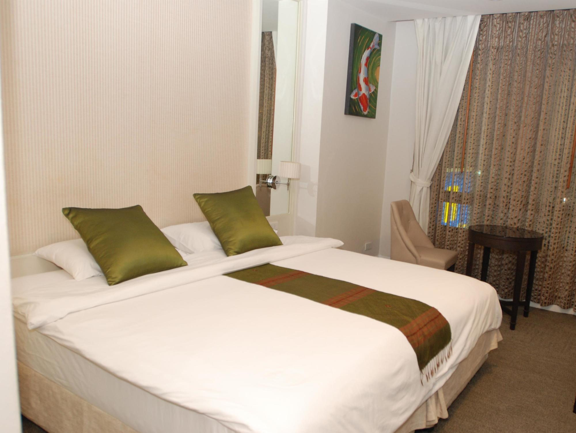 Aphrodite Inn Bangkok Bagian luar foto