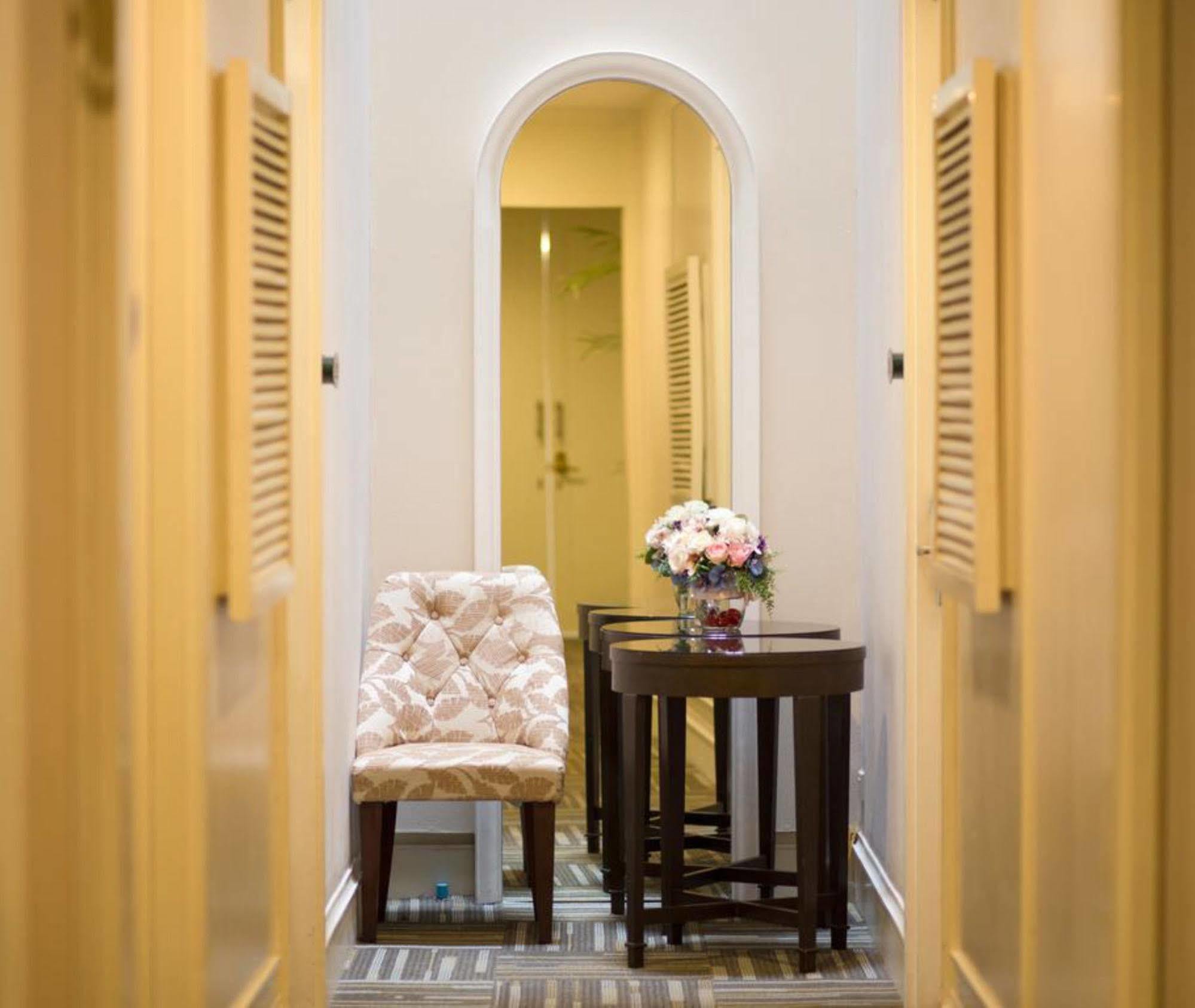 Aphrodite Inn Bangkok Bagian luar foto