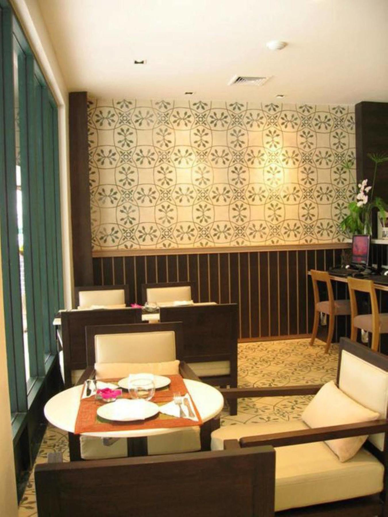 Aphrodite Inn Bangkok Bagian luar foto