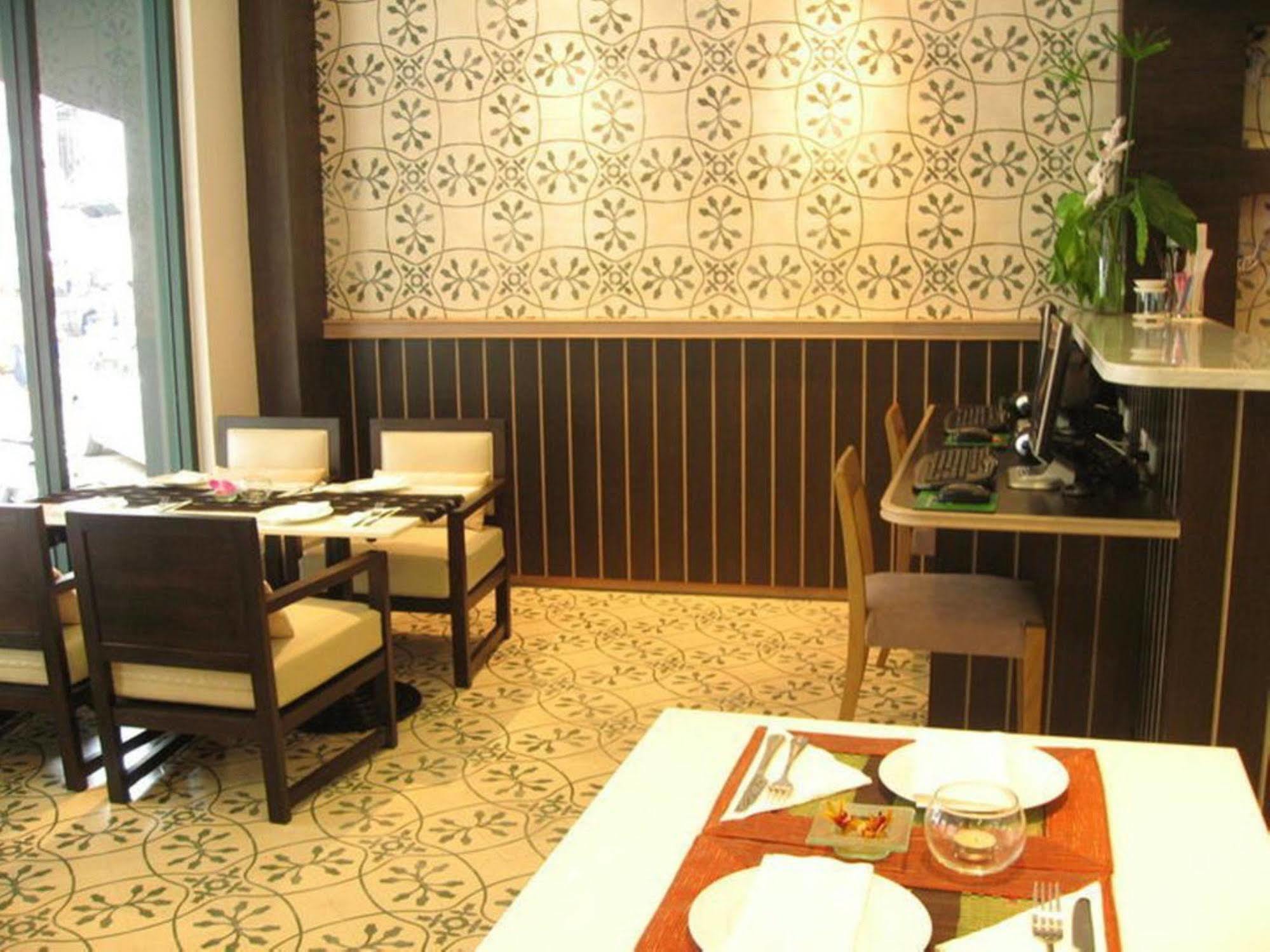 Aphrodite Inn Bangkok Bagian luar foto