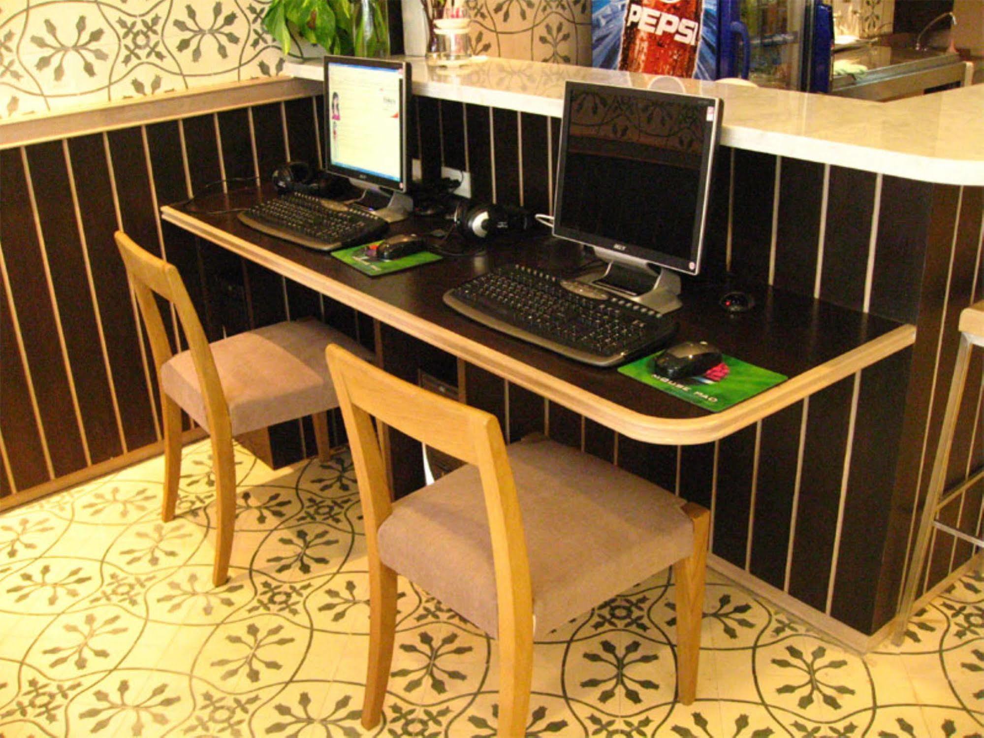 Aphrodite Inn Bangkok Bagian luar foto