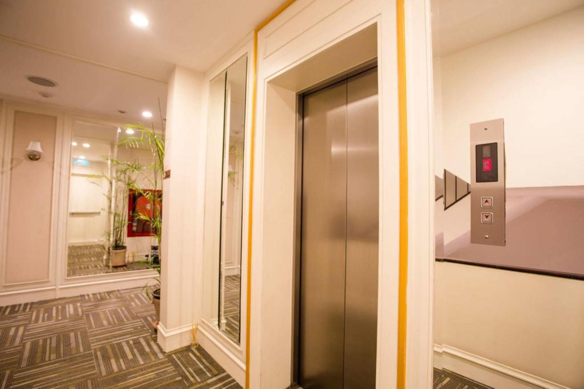 Aphrodite Inn Bangkok Bagian luar foto