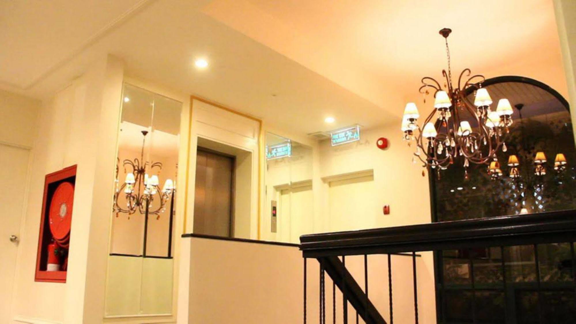 Aphrodite Inn Bangkok Bagian luar foto