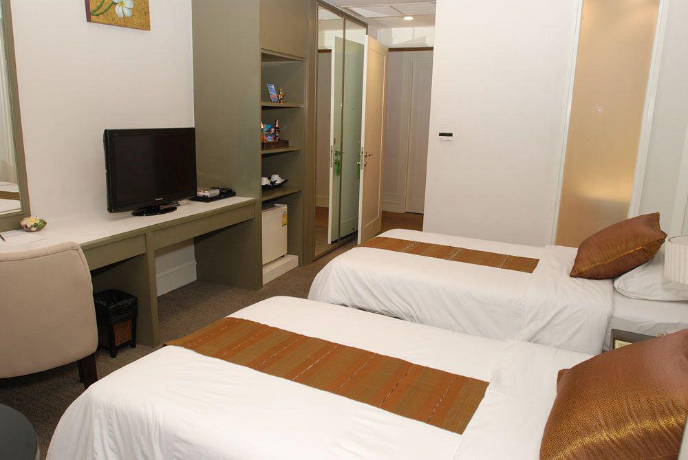 Aphrodite Inn Bangkok Bagian luar foto