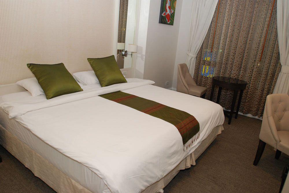 Aphrodite Inn Bangkok Bagian luar foto